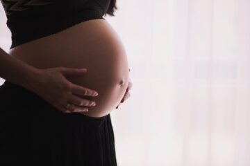 Univerzita Karlova spustila kampaň „Stop alkoholu v těhotenství“